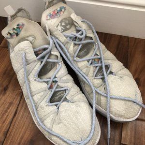 Men's Nike Lebron basketball shoes size 11